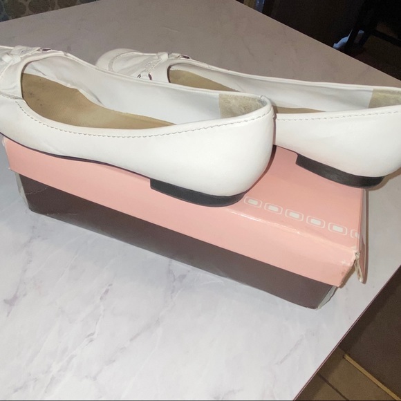 Bandolino White Flat Leather Shoes - Picture 7 of 12